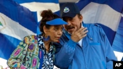 El presidente de Nicaragua, Daniel Ortega, y su esposa, la vicepresidenta Rosario Murillo, el 23 de agosto de 2023. (Foto AP/Alfredo Zúñiga, Archivo)