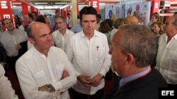 El ministro de Economía y Competitividad de España, Luis de Guindos, y el de Industria, Energía y Turismo, José Manuel Soria (i-c), recorren el pabellón de España en FIHAV 2015.