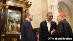 El presidente Barack Obama y su asesor Ben Rhodes conversan en la Catedral de La Habana con el Cardenal Jaime Ortega, quien ayudó a conseguir el apoyo del Papa Francisco al deshielo entre Cuba y EE.UU. (White House)