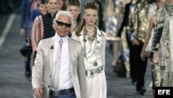 El diseñador Karl Lagerfeld desfila con sus modelos en París. Archivo.