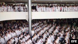 Cientos de médicos extranjeros escuchan a la presidenta brasileña, Dilma Rousseff, hablar de la contratación de dosctores para el programa Mais Médicos. Foto Archivo.