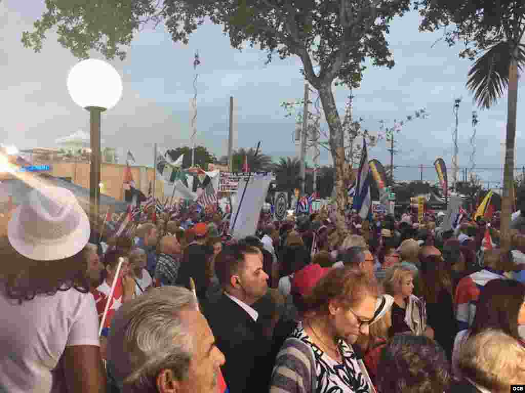 Cubanos desbordan la Calle 8 de la Pequeña Habana, en Miami, en una concentración por la libertad de Cuba.