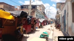 Puestos de venta de artículos religiosos en la calle Moncada en Santiago de Cuba. 