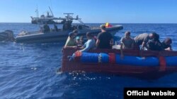 Balseros cubanos interceptados por la Guardia Costera en aguas de Florida. (Foto: USCG/Archivo)