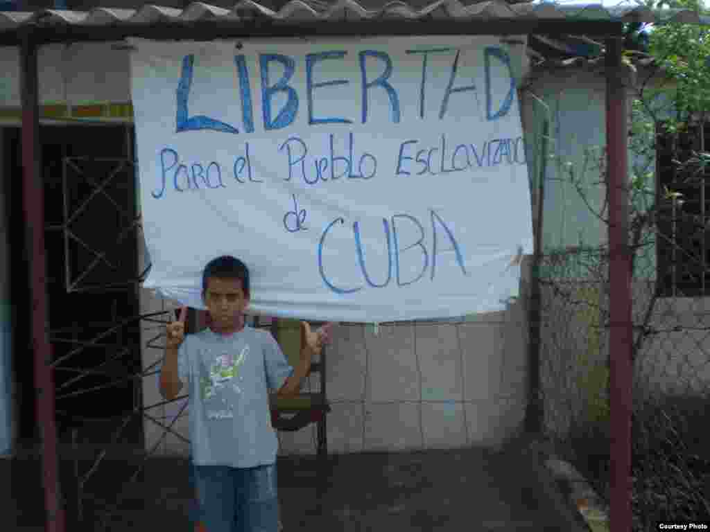 Cartel que exige libertad. Foto tomada en la casa de Idania Llanes Contrera, coordinadoral de la Coalición Central Opositora, en Santa Clara, Villa Clara, hoy en el exilio en Miami.