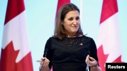 a canciller canadiense, Chrystia Freeland, poco antes de iniciar una reunión con el representante de Comercio estadounidense.