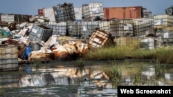 Contenedores de deshechos tóxicos abandonados por Dar Petroleum Operating Company en Sudán del Sur (© Sam Mednick/AP )