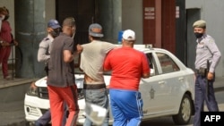 Un hombre es detenido durante una manifestación contra el gobierno del presidente cubano Miguel Díaz-Canel, en La Habana, el 11 de julio de 2021.