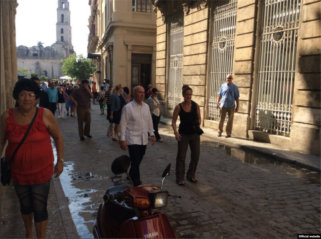 Mayorkas recorre la Habana Vieja.