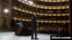 El presidente Barack Obama saluda a los presentes en el Gran Teatro de La Habana, donde pronunció su histórico discurso en Cuba (White House)