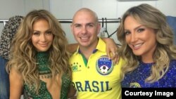 Pitbull junto a Jennifer López y Claudia Leitte 