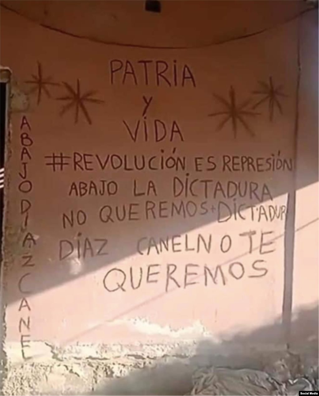 Carteles inspirados en la canci&#243;n &quot;Patria y Vida&quot; interpretada por Yotuel Romero, el d&#250;o Gente de Zona, Descemer Bueno, Maykel Osorbo y El Funky.