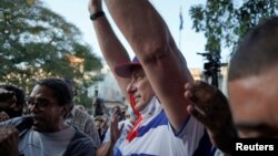 Miguel Díaz-Canel sin nasobuco ni distanciamiento en el Parque Trillo. REUTERS/Alexandre Meneghini