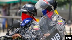 Policías se movilizan en una motocicleta en inmediaciones de la Plaza Altamira de Caracas.