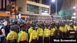 Fuerzas antimotines desalojan a la fuerza a cubanos acampados frente a embajada mexicana en Quito. 