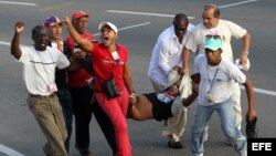 Daniel Llorente es detenido cuando desfila con bandera de EEUU por la Plaza José Martí