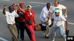 Daniel Llorente es detenido cuando desfila con bandera de EEUU por la Plaza José Martí