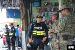 Policías de Costa Rica convrsan con agentes fronterizos panameños en la zona fronteriza hoy, jueves 14 de abril de 2016.