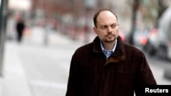 FILE PHOTO: Vladimir Kara-Murza arrives for an interview at the offices of Reuters