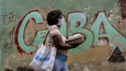 Una mujer carga un cartón de huevos en una calle de La Habana Vieja. (AP Photo/Ramon Espinosa)