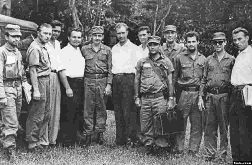 Raúl Castro con asesores soviéticos en Cuba, a su izquierda el coronel Dimitri Yazov.