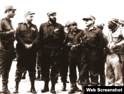 De izq. a der. el General Arnaldo Ochoa, el General Senén Casas, Fidel Castro, General Rafael del Pino, el General Chileno Anaya Castro y Victor Drake el jefe de la Dirección Política del MINFAR.