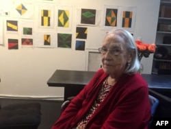 La artista cubana Carmen Herrera, en una foto de 2017, en su estudio en Nueva York.