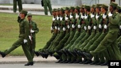 Soldados cubanos participan en el ensayo del desfile militar.