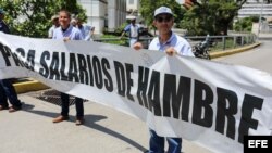 Cientos de trabajadores venezolanos protestaron en Caracas y otras ciudades de Venezuela contra las medidas económicas de Nicolás Maduro.