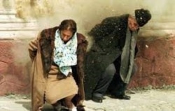 Nicolás Ceausescu y su mujer caen acribillados a balazos a manos de los militares.