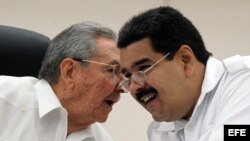 Raúl Castro (izq) y Nicolás Maduro conversan el 20 de octubre de 2014 en la inauguración de la cumbre extraordinaria que celebra la Alianza Bolivariana de los Pueblos de América (ALBA).