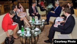 El secretario de Estado John Kerry y el canciller cubano, Bruno Rodríguez, junto con sus equipos, se reúnen en Panamá.