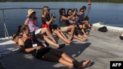 Turistas se toman un selfie en un catamarán en Guardalavaca, Holguín.