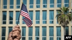 Una bandera de EEUU frente al edificio de la embajada de EEUU en La Habana (AFP/Adalberto Roque).