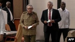 Raúl Castro junto al presidente designado Miguel Díaz-Canel, en una captura de imagen de la TV estatal cubana. (HO/Cubavision/AFP) 