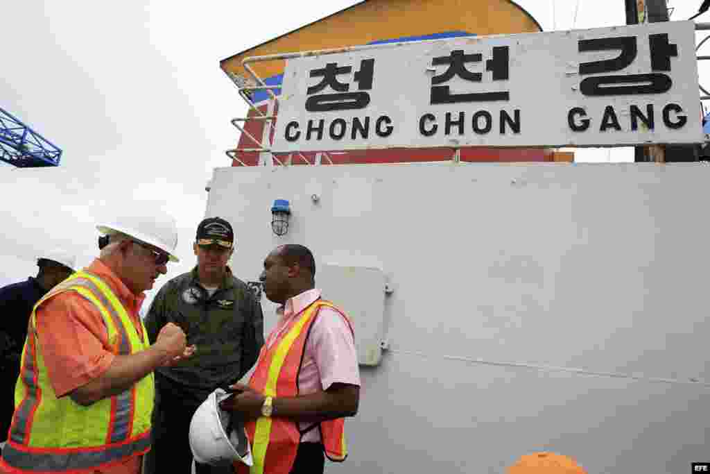 El presidente panameño, Ricardo Martinelli (i), junto al fiscal Javier Caravagio (d), y el director del Servicio Aeronaval de Panamá, Belsio González (c), realizan un recorrido hoy, martes 16 de julio de 2013, por el barco norcoreano Chong Chon Gang en do