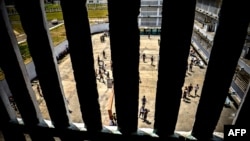 Vista del patio desde una celda en la prisión de máxima seguridad Combinado del Este, en La Habana, Cuba. (Adalberto Roque/AFP/Archivo)