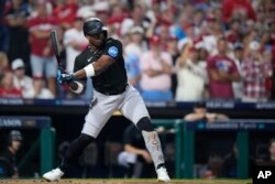 Jorge Soler, de los Miami Marlins, juega durante el Juego 2 de una serie de playoffs de béisbol de comodines de la Liga Nacional, el miércoles 4 de octubre de 2023, en Filadelfia. (Foto AP/Matt Slocum)