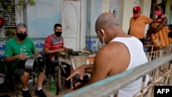 La gente espera ser atendida en un taller privado de reparación de electrodomésticos, en La Habana. (Yamil LAGE / AFP)