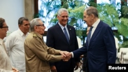 Sergei Lavrov (der.) saluda a Raúl Castro, a Miguel Díaz-Canel y a Bruno Rodríguez, el 20 de abril de 2023, en el Palacio de la Revolución en La Habana. Russian Foreign Ministry/Handout via REUTERS.