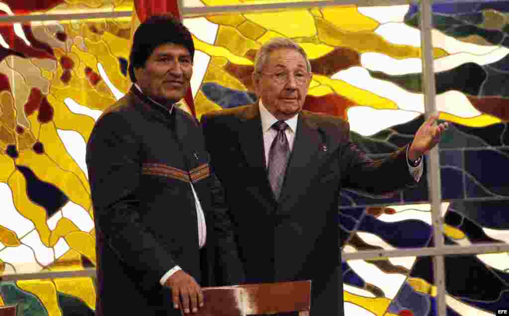 Raúl Castro y Evo Morales en la firma de un convenio marco para promover y desarrollar mecanismos y programas para la cooperación bilateral en diversas áreas de la economía, la salud, la educación y la cultura, en La Habana. 