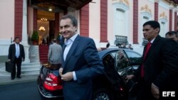 El expresidente del Gobierno español José Luis Rodriguez Zapatero llega a un encuentro con el presidente de Venezuela, Nicolás Maduro, en el Palacio de Miraflores.