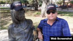 El escritor Ángel Santiesteban junto a John Lenon, ambos con gorra de Plantados