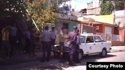 Arrestos en Santiago de Cuba. Foto tomada con un teléfono, cedida por la activista de UNPACU, Katerine Mojena. 