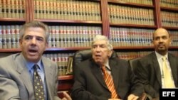 El anticastrista Luis Posada Carriles (c) junto a sus abogados Arturo Hernández (izq.) y Felipe D.J. Millan (dch.a) el 8 de abril 2011, durante la rueda de prensa celebrada en las oficinas de Millan en El Paso, Texas.