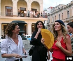 La súpermodelo brasileña Gisele Bündchen (d) con la editora jefa de Vogue Paris, Emmanuelle Alt (c) al en el desfile de Chanel.