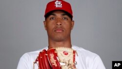 Johan Oviedo, con los Cardenales de St. Louis. (AP Photo/Jeff Roberson)