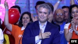 El candidato del partido Centro Democrático, Iván Duque, saluda a sus seguidores tras ganar la primera vuelta de las elecciones presidenciales en Colombia. Duque, y el izquierdista Gustavo Petro disputarán la segunda vuelta el 17 de junio. 