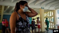 Pacientes en un centro de aislamiento de COVID-19, instalado en la escuela vocacional Lenin, en La Habana. (YAMIL LAGE / AFP)