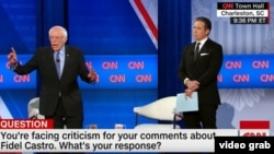 Sanders y el presentador de CNN, Chris Cuomo, en el foro comunitario realizado en Carolina del Sur en vísperas de las primarias en ese estado.